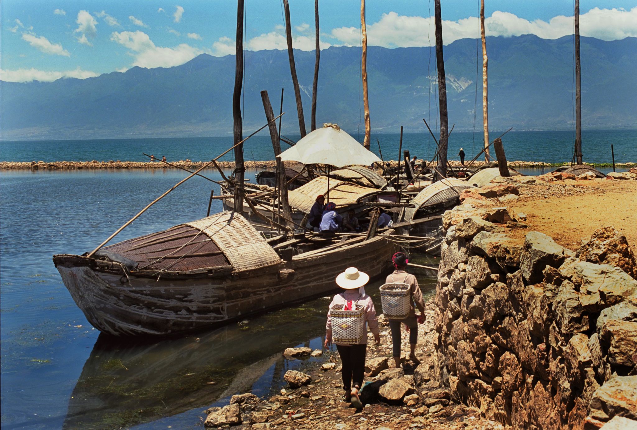 Houten schip Erhai meer China  - Eiko Waleson